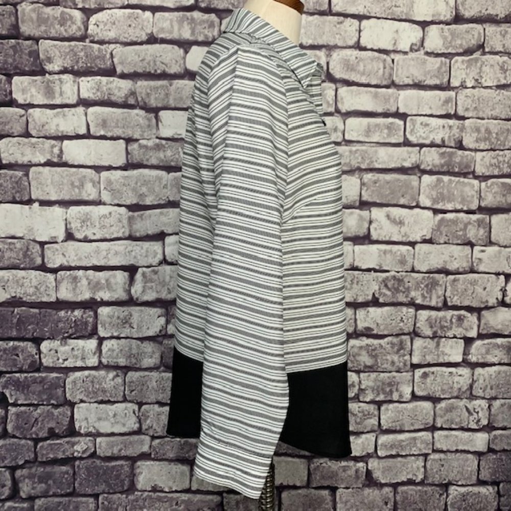 Chico's Striped Blouse Size Medium - Picture 8 of 9